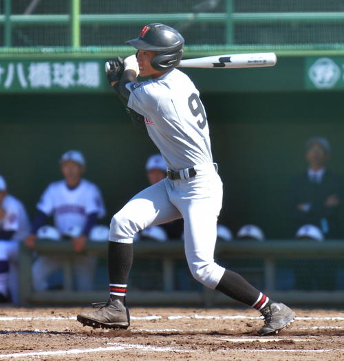 弘前東対古川　3回表弘前東2死三塁、左前同点適時打を放った木村愁（撮影・鎌田直秀）