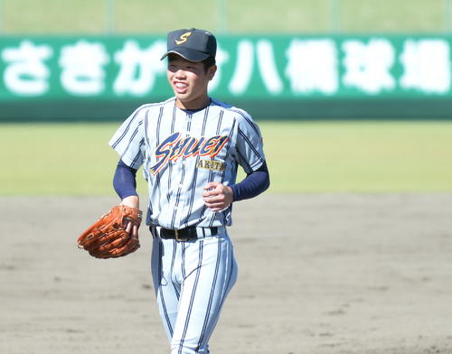大崎中央対秋田修英　7回を1安打完投し、笑顔をみせる秋田修英・西岡（撮影・鎌田直秀）
