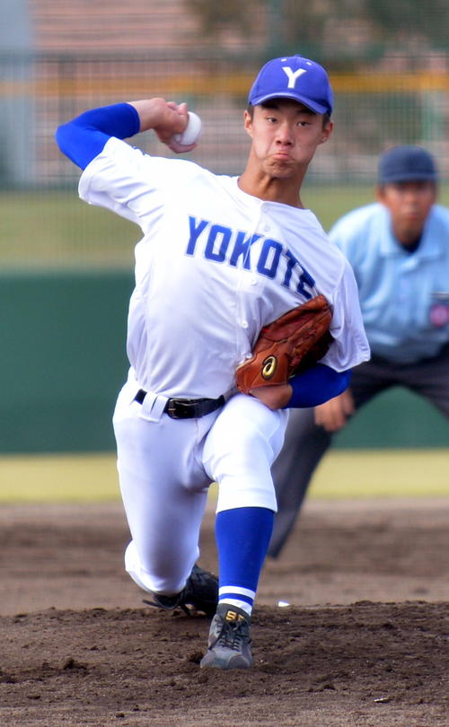 羽黒対横手　先発した横手の原（撮影・鎌田直秀）