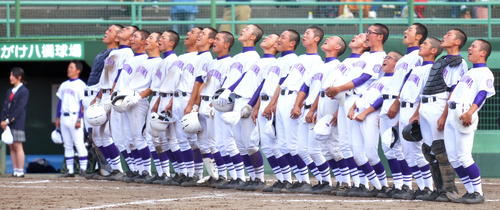 弘前東対古川　サヨナラ勝ちし、全力で校歌を歌う古川の選手たち（撮影・鎌田直秀）