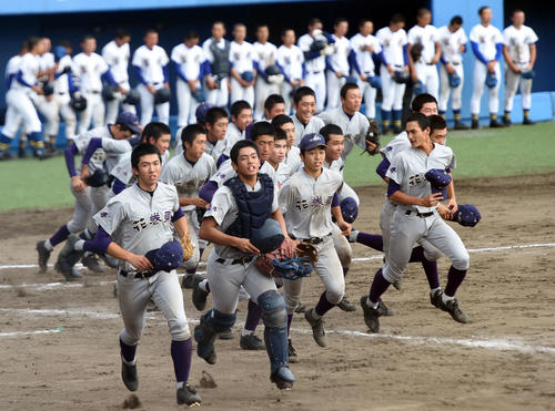 花巻東対聖光学院　7点差を逆転し、初戦を突破した花巻東ナイン（撮影・高橋洋平）