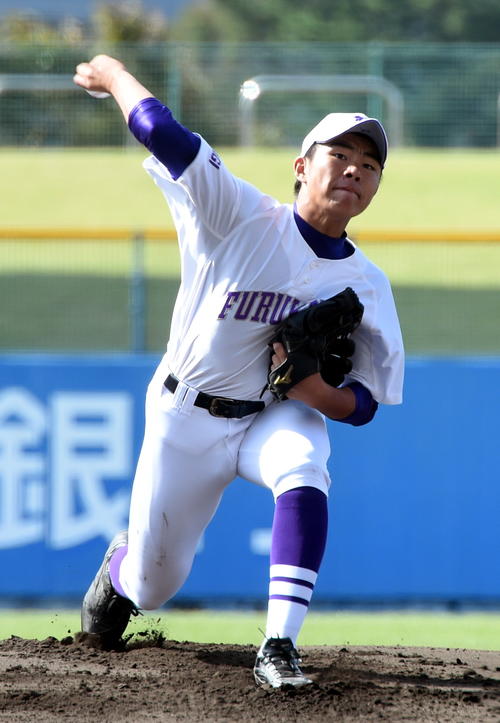 秋田修英対古川 力投する古川・千坂(撮影・高橋洋平)