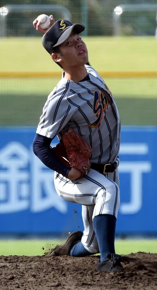 秋田修英対古川 力投する秋田修英・西岡(撮影・高橋洋平)
