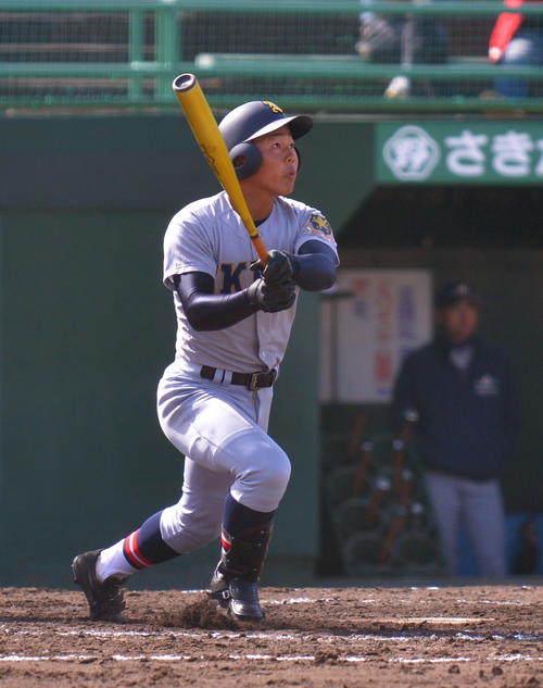 仙台育英対花巻東 4回表、右越え本塁打を放った仙台育英4番・小濃(撮影・鎌田直秀)