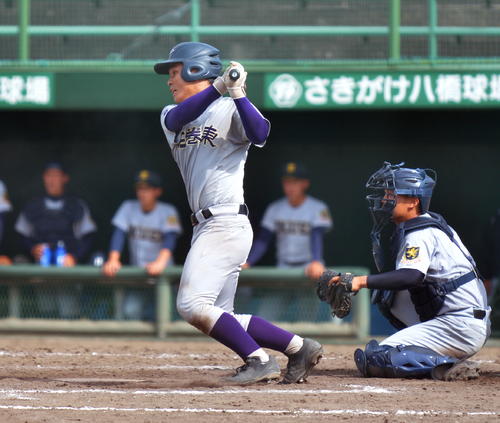 仙台育英対花巻東 延長10回裏、サヨナラ中前適時打を放つ花巻東・武田(撮影・鎌田直秀)