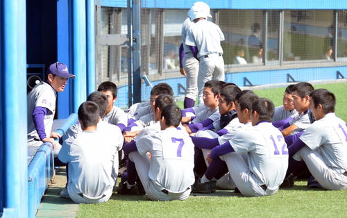 八戸学院光星対花巻東　試合前に佐々木洋監督（左端）を中心に円陣を組む花巻東の選手たち（撮影・鎌田直秀）