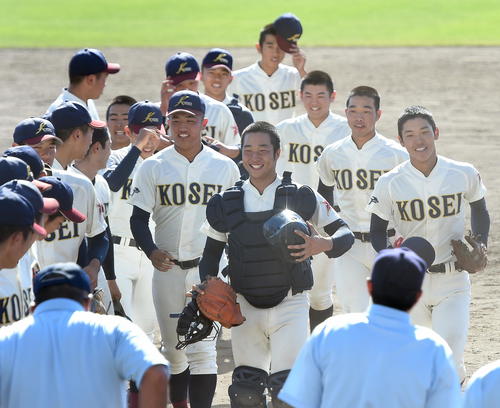 八戸学院光星対盛岡大付　優勝した八戸学院光星ナイン。右端が武岡主将（撮影・高橋洋平）