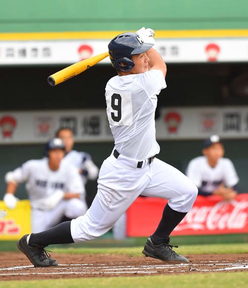 天理対龍谷大平安 1回裏龍谷大平安1死一、二塁、中越えに先制2点適時三塁打を放つ水谷(撮影・上田博志)