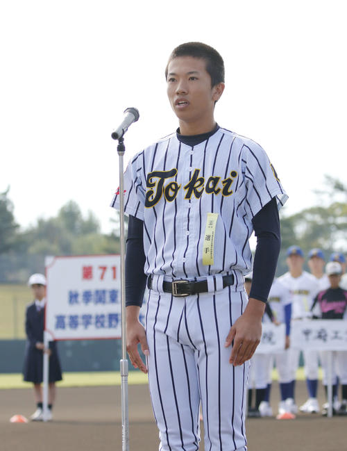 開会式で選手宣誓を務める東海大甲府・加藤匠(撮影・河田真司)