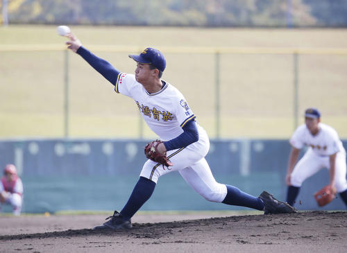 先発登板する前橋育英・梶塚彪雅(撮影・河田真司)