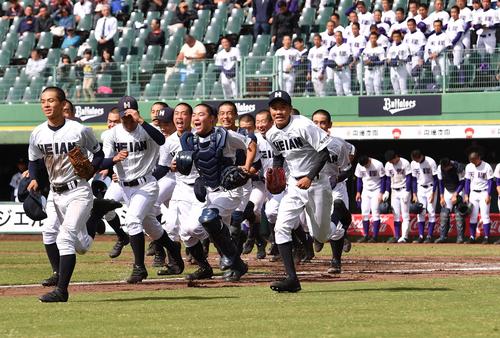 天理を破り応援団席へ元気よく駆け出す龍谷大平安ナイン(撮影・上田博志)