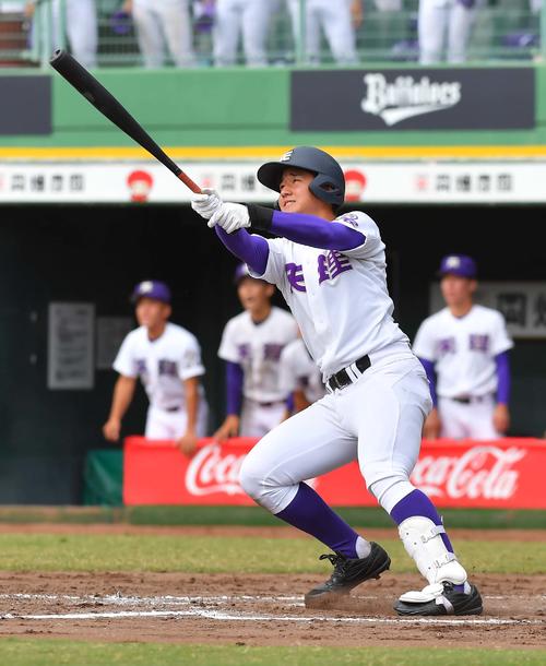 天理対龍谷大平安 9回表天理無死一塁、左中間越え2点本塁打を放つ川端孝希(撮影・上田博志)