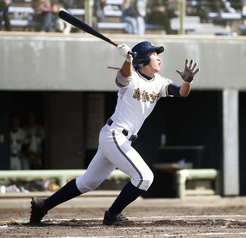 先制点となる右越え本塁打を放つ前橋育英・剣持京右(撮影・河田真司)