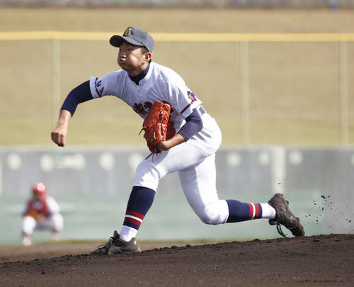 先発登板する山梨学院・佐藤裕士(撮影・河田真司)