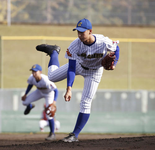 先発登板する中央学院・山下一馬(撮影・河田真司)