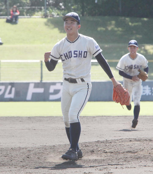沖縄水産対長崎商 完投勝ちしガッツポーズする長崎商のエース桝屋優太郎(撮影・菊川光一)