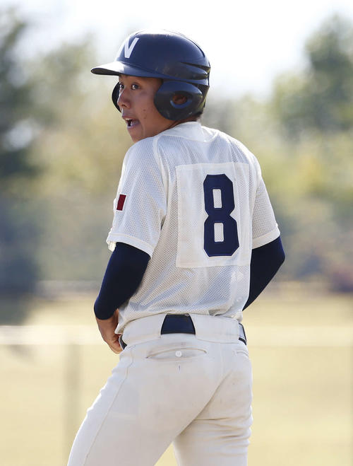 習志野対桐生第一 3回1死一塁、根本は中前打の適時打を放ち一塁に立つ(撮影・河田真司)