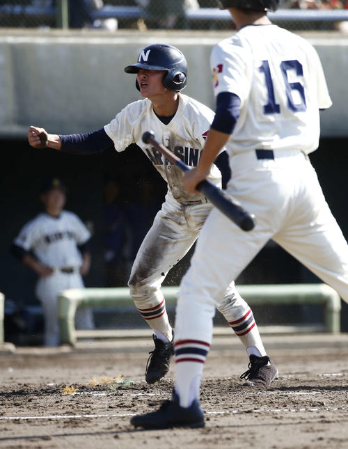 習志野対桐生第一 3回1死一塁、竹縄は根本の中前打で一気に本塁へ生還する(撮影・河田真司)