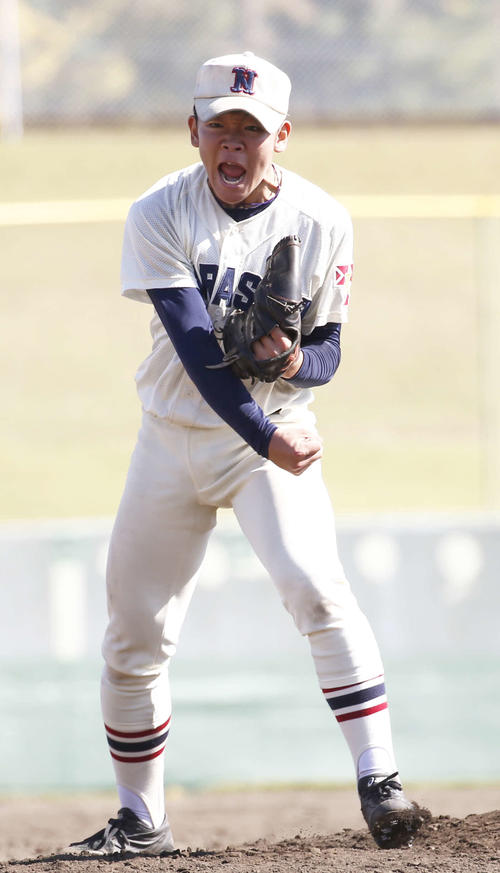 習志野対桐生第一 飯塚は最終打者を三振に抑え力強くガッツポーズをする(撮影・河田真司)