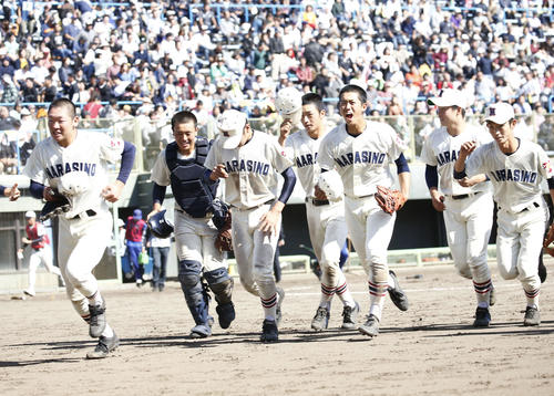 習志野対桐生第一 タイブレークで桐生第一に勝利し、喜びと安心した表情を浮かべベンチに戻る習志野ナイン(撮影・河田真司)