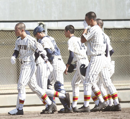習志野対桐生第一 タイブレークの末敗れ、悔しい表情を浮かべながらベンチへ戻る桐生第一ナイン(撮影・河田真司)
