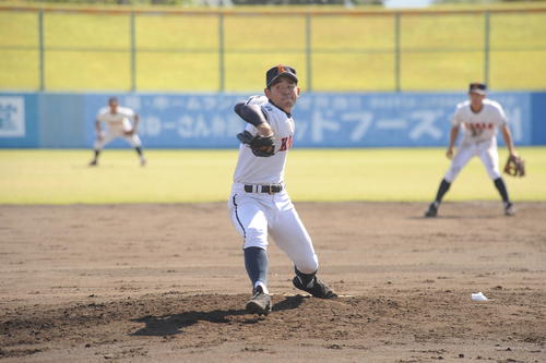 熊本国府-興南 興南の先発・宮城大弥投手が14奪三振2失点完投でチームに勝利をもたらした(撮影・浦田由紀夫)