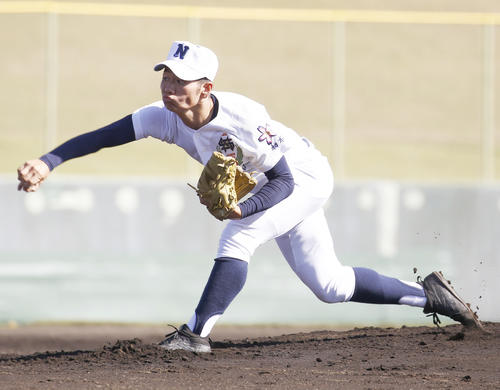 佐野日大対東農大三先発登板する佐野日大・松倉亮太(撮影・河田真司)