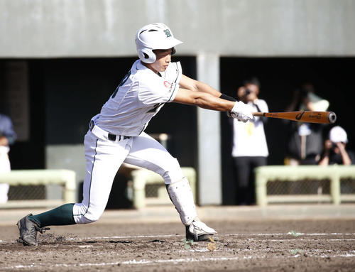 佐野日大対東農大三 3回裏1死三塁、加納は左前打の同点適時打を放つ(撮影・河田真司)