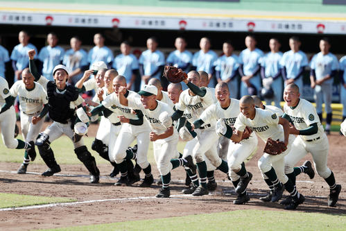 近江対報徳学園 近江に逆転勝利し、応援席に向かって駆けだす報徳学園ナイン(撮影・前田充)