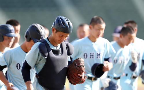近江対報徳学園 報徳学園に敗れうつむきながら引き揚げる近江・有馬(手前)ら近江ナイン(撮影・前田充)