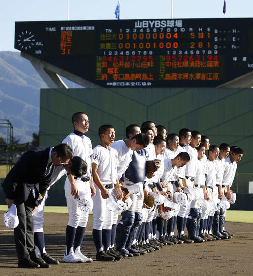 佐野日大対東農大三 東農大三に勝利し応援席に向かい挨拶をする佐野日大ナイ(撮影・河田真司)