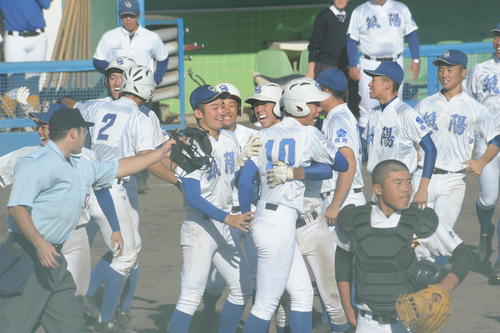 高校野球秋季九州大会1回戦 小林西-筑陽学園 9回裏1死三塁から敵失でサヨナラ勝ちした筑陽学園ナインが抱き合って喜ぶ(撮影・浦田由紀夫)