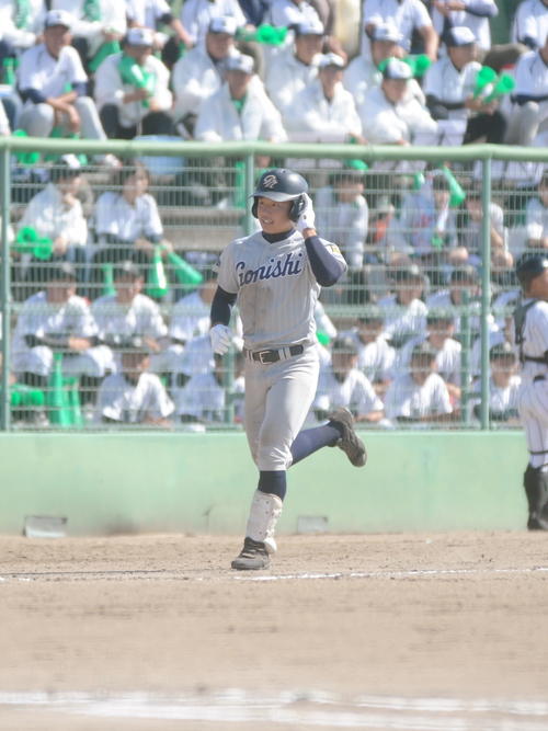 9回に左翼席へ一矢報いる1発を放った新井主将