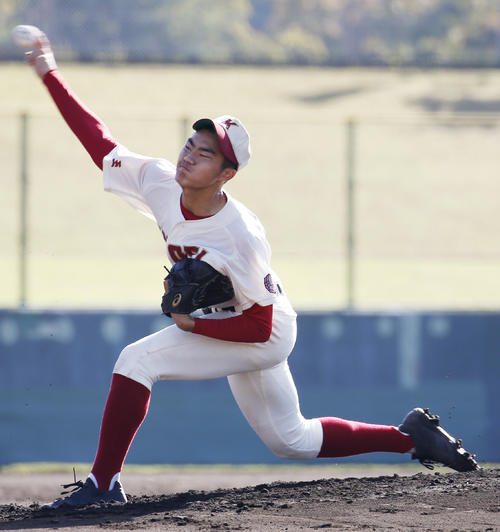 先発登板する春日部共栄・村田賢一（撮影・河田真司）