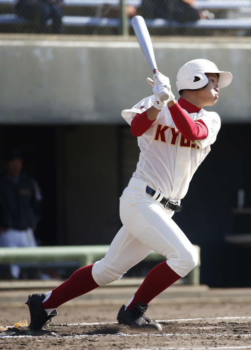 春日部共栄対藤代　3回表春日部共栄無死一、三塁、平尾は右前打の先制適時打を放つ（撮影・河田真司）