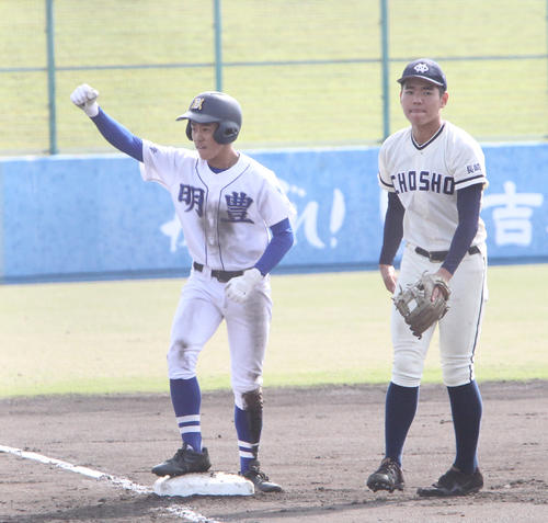明豊対長崎商　2回表明豊2死一塁、右中間適時三塁打でガッツポーズする野上真叶（撮影・菊川光一）