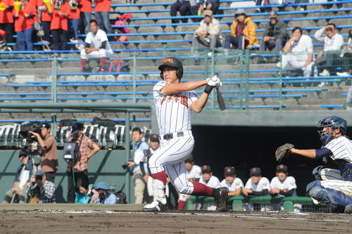 日章学園対熊本西　1回表無死一、三塁、日章学園4番平野大和外野手は左膝骨折ながらフルスイングでファウルを放つ（撮影・浦田由紀夫）