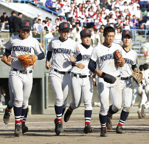 横浜対甲府工　甲府工に勝利し応援席に駆け寄る横浜ナイン（撮影・河田真司）