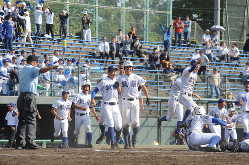 0－0のタイブレーク延長13回裏無死満塁から敵失でサヨナラ勝ちした筑陽学園ナインが喜びを爆発させた（撮影・浦田由紀夫）