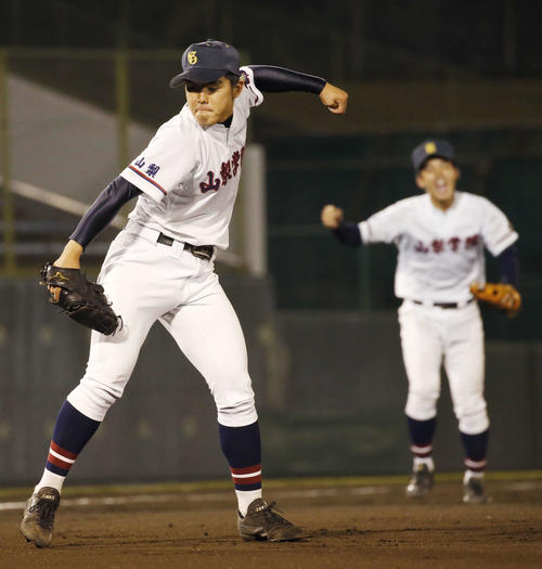 前橋育英対山梨学院　7回表2死、駒井は最終打者を中飛で抑えガッツポーズをする（撮影・河田真司）