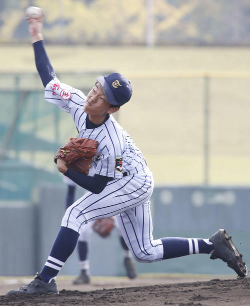 東海大甲府対習志野　先発登板する東海大甲府・加藤匠（撮影・河田真司）