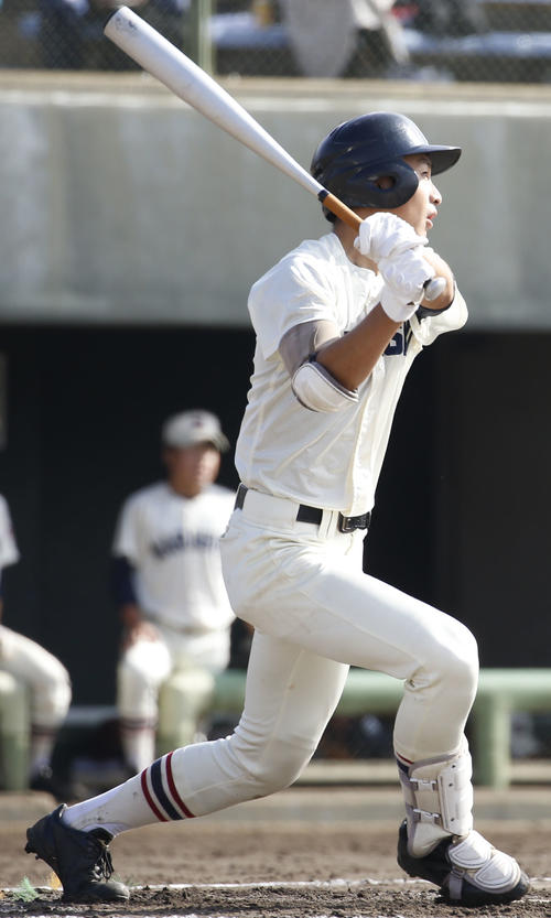 東海大甲府対習志野　3回表習志野1死一、二塁、櫻井は中越え2点二塁適時打を放つ（撮影・河田真司）