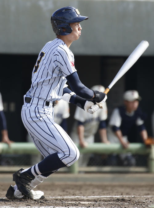 東海大甲府対習志野　3回裏東海大甲府2死二塁、鈴木虎は中越え二塁適時打を放つ（撮影・河田真司）