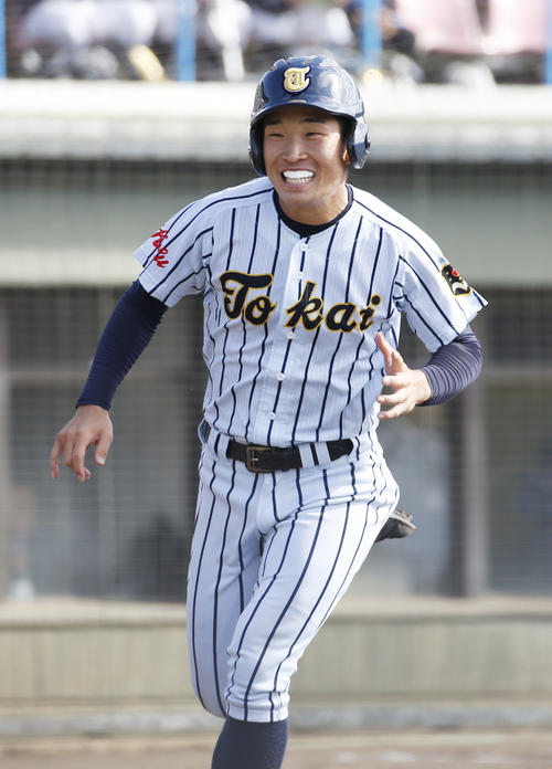 東海大甲府対習志野　3回裏東海大甲府2死二塁、齋藤は鈴木の二塁適時打で生還し笑顔でベンチまで走る（撮影・河田真司）