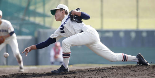 東海大甲府対習志野　4回裏から登板する習志野・岩沢知幸（撮影・河田真司）