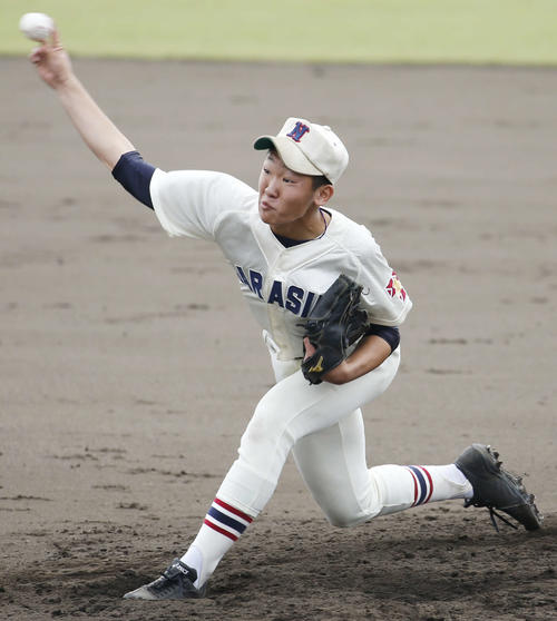 東海大甲府対習志野　8回裏東海大甲府工無死一塁、力投する習志野・飯村脩人（撮影・河田真司）
