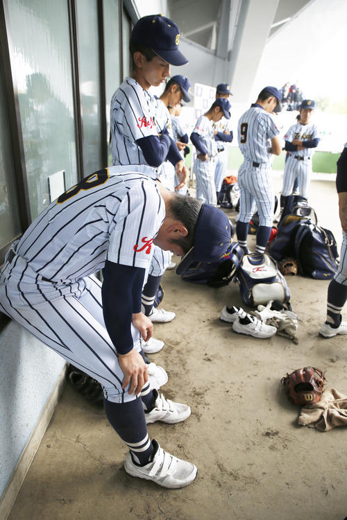 東海大甲府対習志野　習志野に敗れ球場裏でうつむき肩を落とす東海大甲府ナイン（撮影・河田真司）
