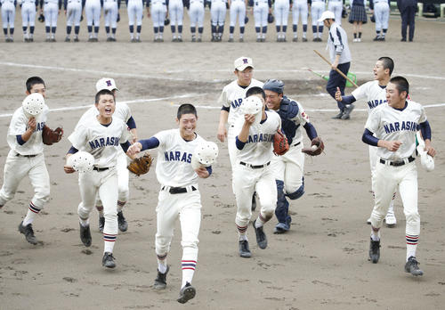 東海大甲府対習志野　東海大甲府に勝利し歓喜しながらベンチに戻る習志野ナイン（撮影・河田真司）