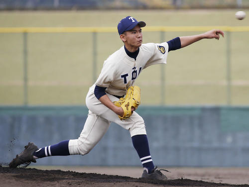 先発登板する桐蔭学園・伊禮海斗（撮影・河田真司）