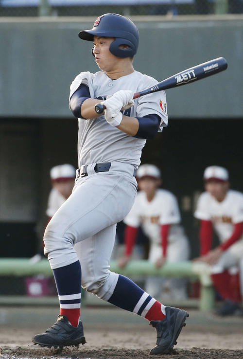 2回表横浜1死一、二塁、山口は左前打の2点適時打を放つ（撮影・河田真司）